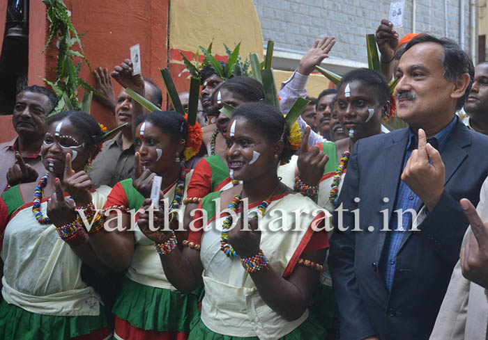 ಸಾಂಪ್ರದಾಯಿಕ ಉಡುಪಿನಲ್ಲೆ ಮತಗಟ್ಟೆಗೆ ಬನ್ನಿ: ಆದಿವಾಸಿಗಳಿಗೆ ಚುನಾವಣಾ ಆಯೋಗದ ಮನವಿ